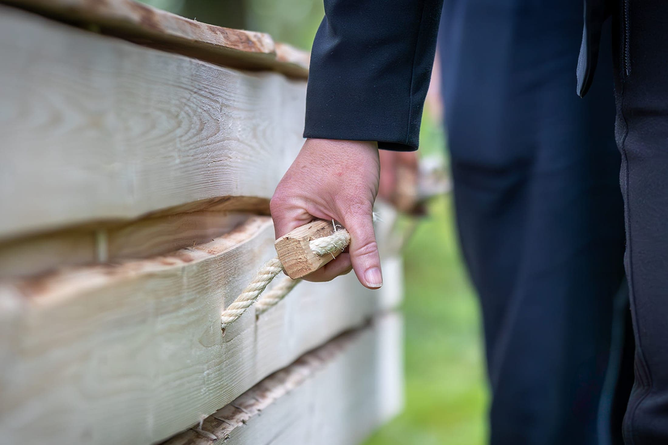 Een hand aan het touw van de kist