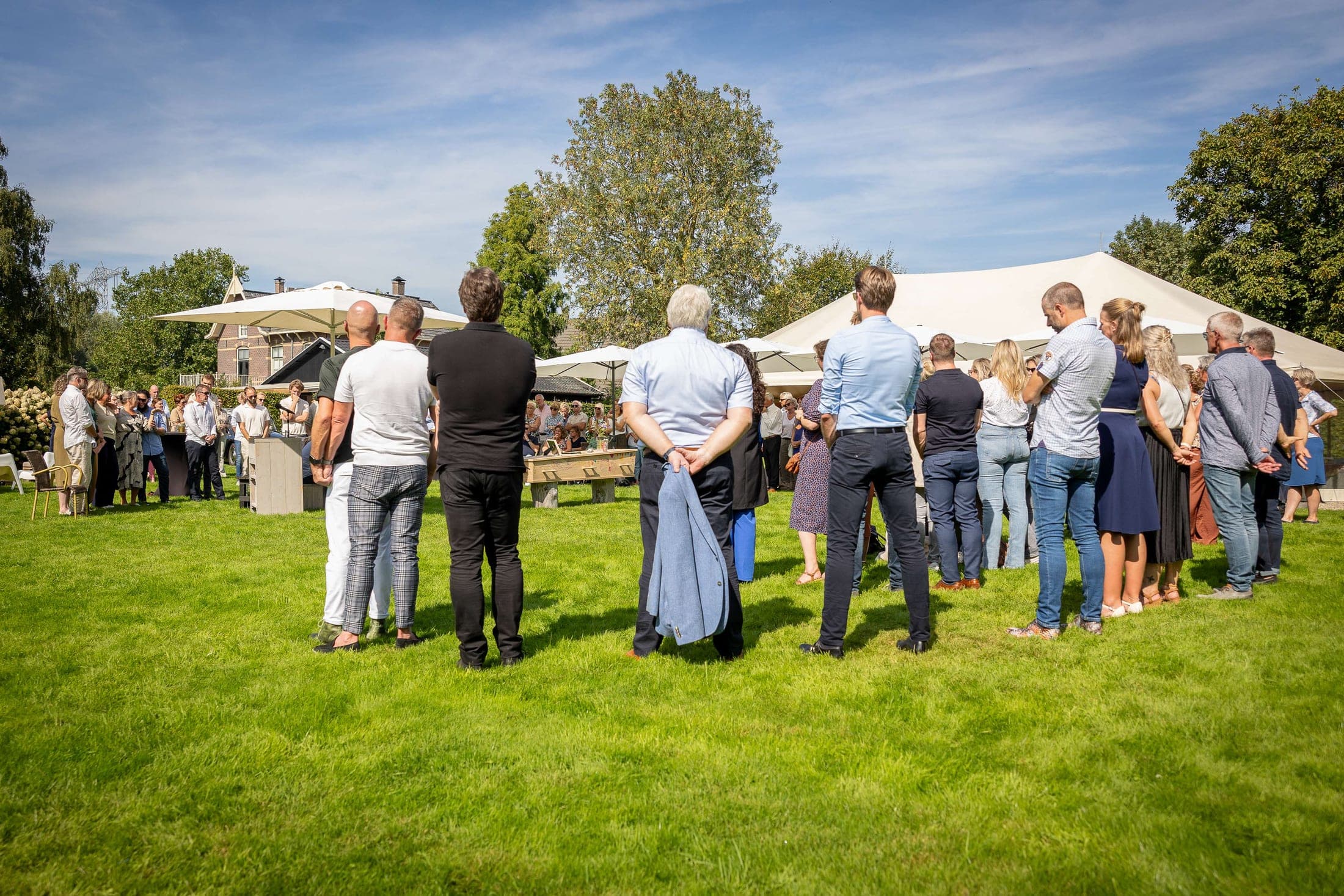 Familie en vrienden komen samen in de tuin