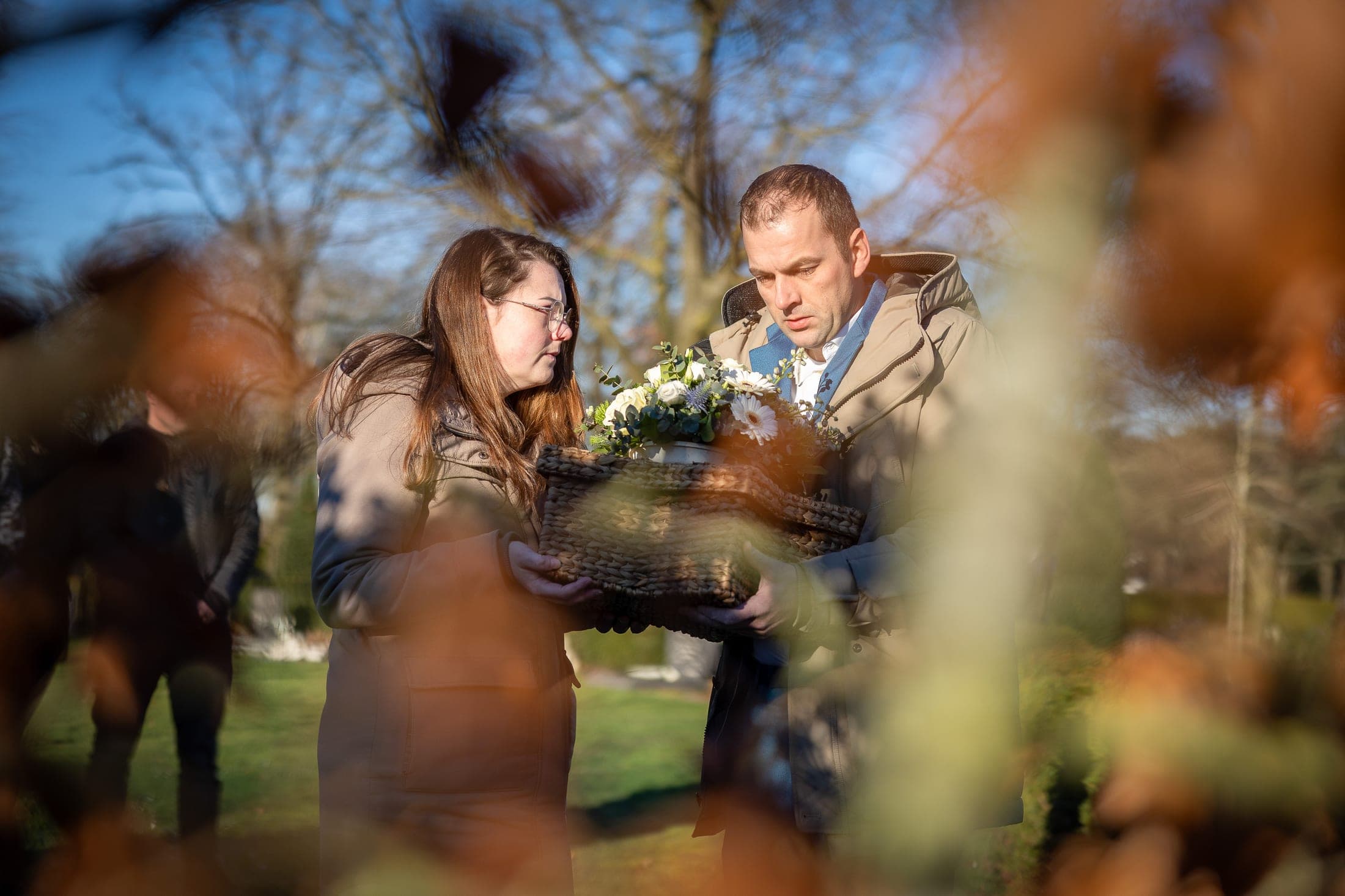 Twee mensen bij een afscheid in de buitenlucht